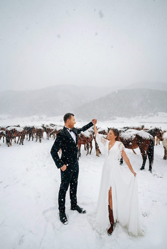 kış manzarası eşliğinde kapadokya düğün fotoğrafları 