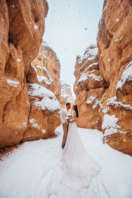 Kapadokya taş evler arasında gelin ve damat çekimi