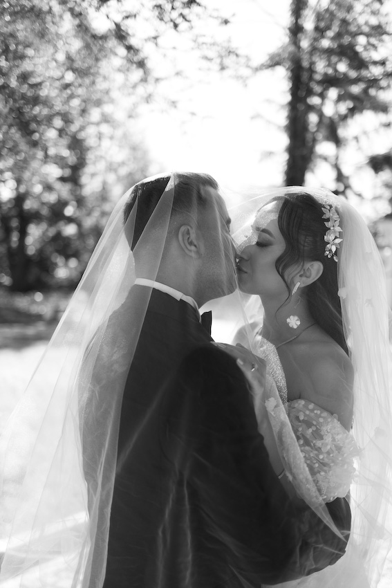 Atatürk Arboretumu’nda sonbahar yaprakları arasında yapılan doğal düğün fotoğraf çekiminde Zeynep ve Ali