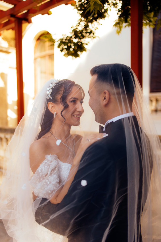 Atatürk Arboretumu’nda sonbahar yaprakları arasında yapılan doğal düğün fotoğraf çekiminde Zeynep ve Ali