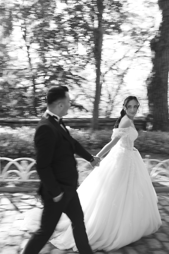 Atatürk Arboretumu’nda sonbahar yaprakları arasında yapılan doğal düğün fotoğraf çekiminde Zeynep ve Ali