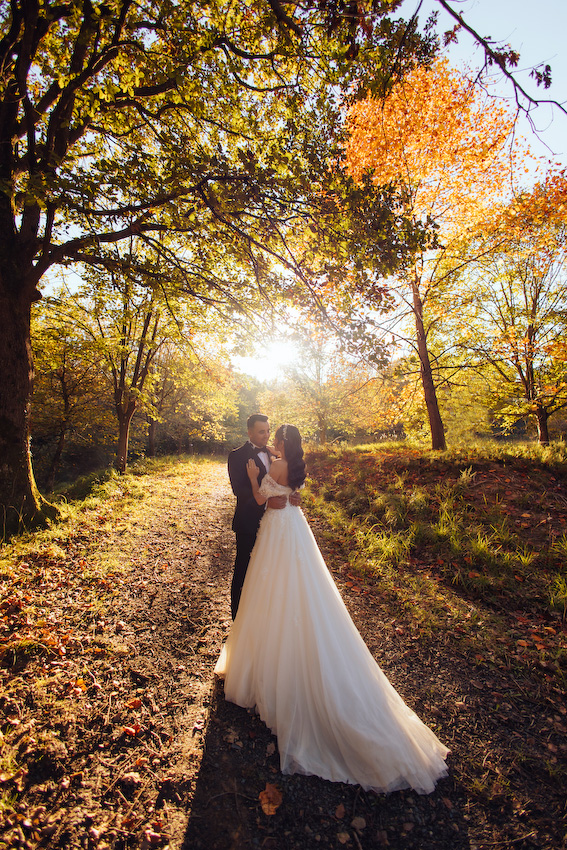 Atatürk Arboretumu’nda sonbahar yaprakları arasında yapılan doğal düğün fotoğraf çekiminde Zeynep ve Ali