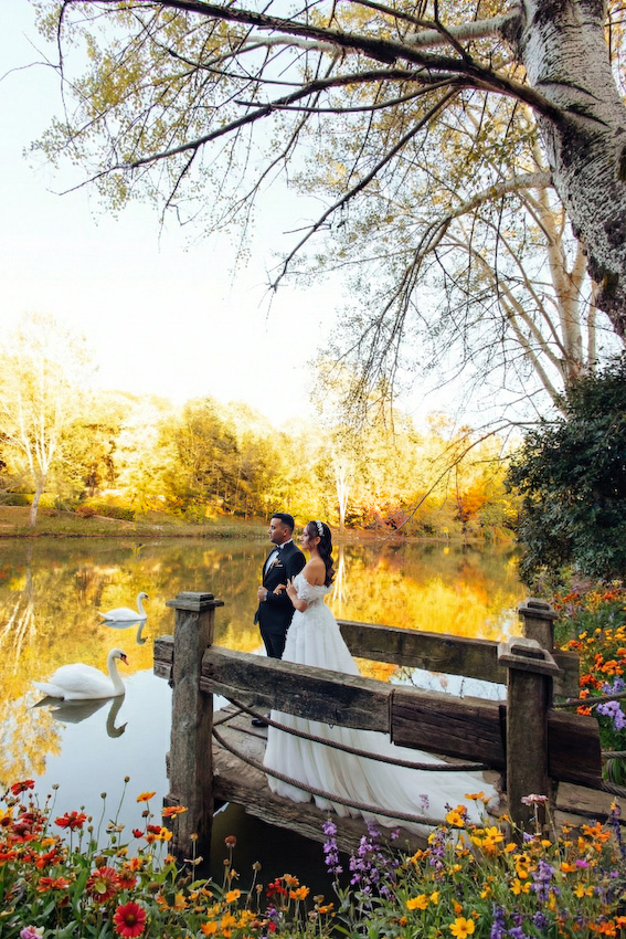 Zeynep’in gelinliği, kasrın taş duvarları arasında bir masal gibi süzülürken Ali’nin bakışlarında tek bir cümle vardı: “İyi ki.” Abartısız, gösterişsiz ama çok derin… İşte gerçek aşk tam da böyle bir şeydi. Poz vermek hiç gerekmedi; onlar yan yana durdukça anlar kendiliğinden oluştu. Gülüşler içtendi, dokunuşlar sakindi, her karede güven vardı. Hidiv Kasrı’ndaki çekim, hikâyenin ağırbaşlı başlangıcı gibiydi. Ardından Atatürk Arboretumu’na doğru yola çıktık. Sonbaharın sarıdan altına dönen renkleri, göl kenarında sessizce süzülen kuğular, yaprakların altında kalan patikalar… Doğa, sanki bu aşka özel hazırlanmıştı. Zeynep ve Ali yürüdükçe ışık onları takip etti, ağaçlar başlarını eğip bu mutluluğa tanıklık etti. Atatürk Arboretumu’nda çekilen her karede biraz huzur, biraz heyecan, çokça sevgi vardı. Gelinliğin etekleri yapraklara karıştı, kahkahalar dalların arasından yankılandı. Kimse acele etmedi. Çünkü bazı anlar çabuk geçmesin diye yavaş yaşanır. Benim için düğün fotoğrafçılığı, sadece güzel kareler yakalamak değil; o günün ruhunu, çiftlerin birbirine baktığında hissettiklerini yıllar sonrasına taşıyabilmek. Zeynep ve Ali çekim sonunda yanımdan ayrılırken yüzlerinde aynı ifade vardı: Hafiflemiş, mutlu ve tamamlanmış… İstanbul’da düğün fotoğrafı çektirmek isteyen her çift için Hidiv Kasrı ve Atatürk Arboretumu hâlâ en özel duraklardan. Ama asıl güzellik, oraya götürdüğünüz hikâyede saklı. Doğru ışık, doğru an ve samimi bir bağ bir araya geldiğinde ortaya çıkan şey, sadece fotoğraf değil; bir hatıradır.