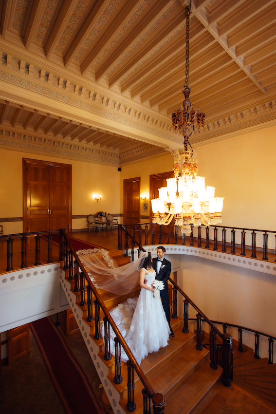 Adile Sultan Kasrı bahçesinde gazeteyle poz veren İmran ve Burak doğal düğün fotoğrafı