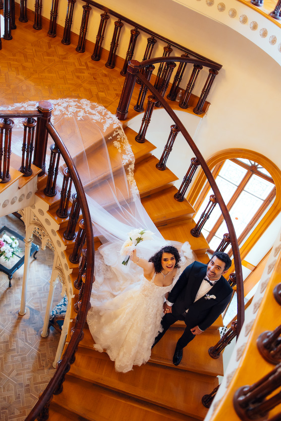 Adile Sultan Kasrı bahçesinde gazeteyle poz veren İmran ve Burak doğal düğün fotoğrafı