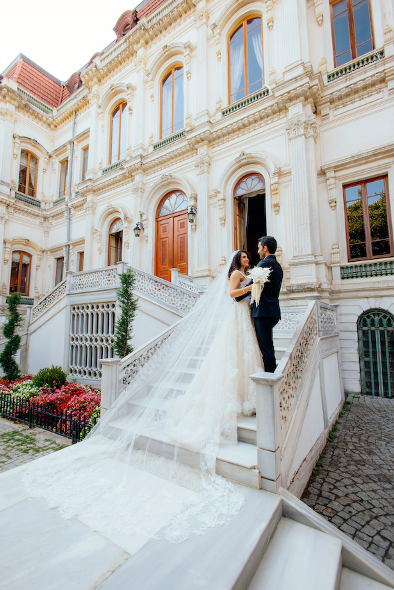Adile Sultan Kasrı bahçesinde gazeteyle poz veren İmran ve Burak doğal düğün fotoğrafı