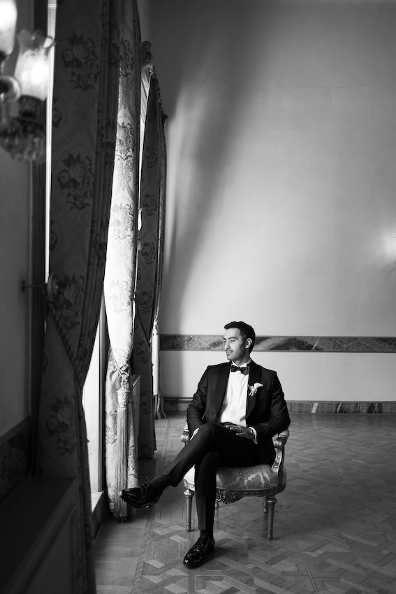 Adile Sultan Kasrı bahçesinde gazeteyle poz veren İmran ve Burak doğal düğün fotoğrafı