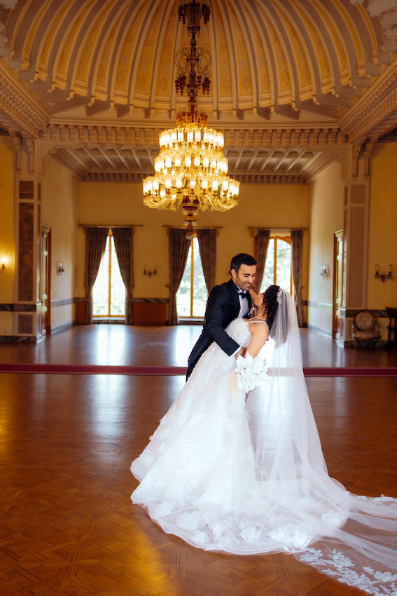 Adile Sultan Kasrı bahçesinde gazeteyle poz veren İmran ve Burak doğal düğün fotoğrafı