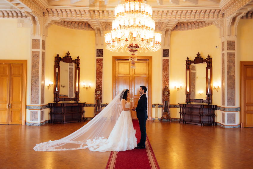 Adile Sultan Kasrı bahçesinde gazeteyle poz veren İmran ve Burak doğal düğün fotoğrafı