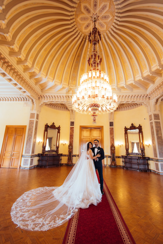 Adile Sultan Kasrı bahçesinde gazeteyle poz veren İmran ve Burak doğal düğün fotoğrafı