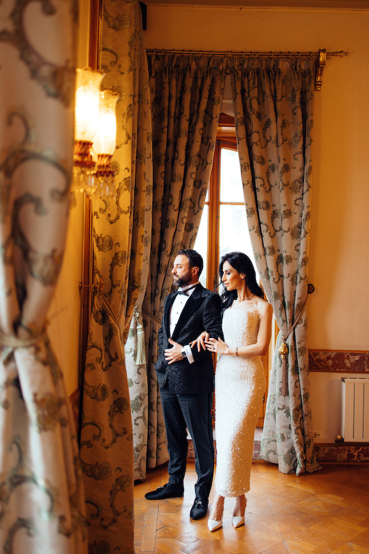 İstanbul Adile Sultan Kasrı düğün fotoğraf çekiminde gelin ve damadın samimi yürüyüş anı