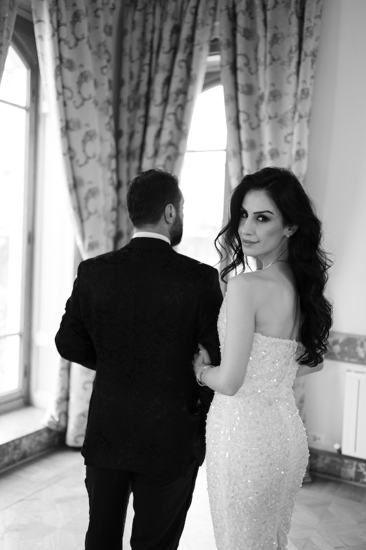 ALT: İstanbul Adile Sultan Kasrı düğün fotoğraf çekiminde gelin ve damadın samimi yürüyüş anı