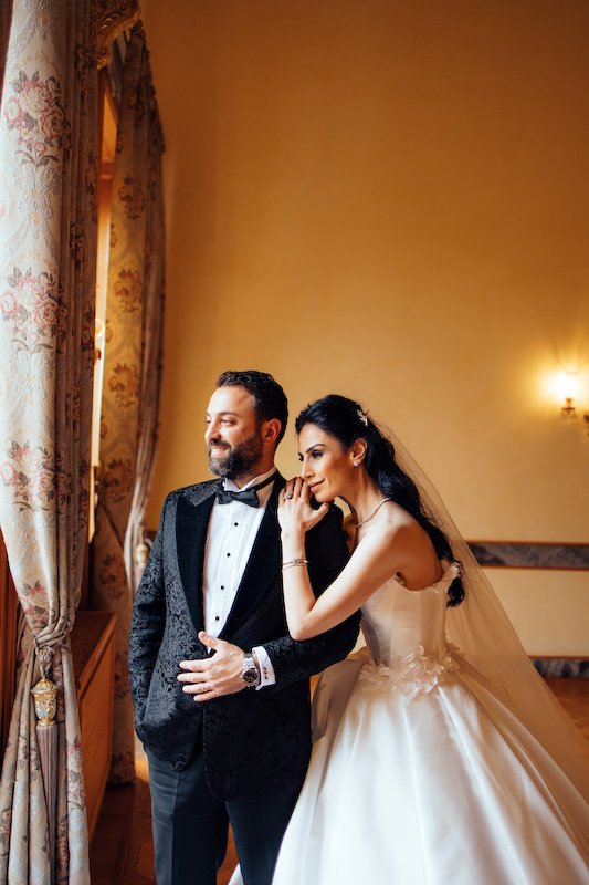 ALT: Tarihi Adile Sultan Kasrı’nda Miray ve Fatih’in siyah beyaz düğün fotoğrafı