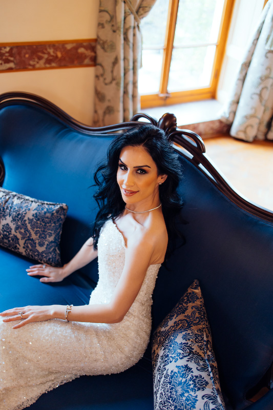 ALT: İstanbul Adile Sultan Kasrı düğün fotoğraf çekiminde gelin ve damadın samimi yürüyüş anı