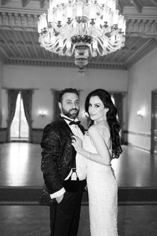 ALT: Tarihi Adile Sultan Kasrı’nda Miray ve Fatih’in siyah beyaz düğün fotoğrafı