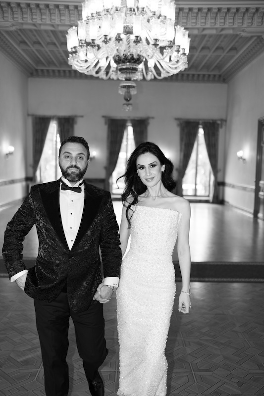 İstanbul Adile Sultan Kasrı düğün fotoğraf çekiminde gelin ve damadın samimi yürüyüş anı