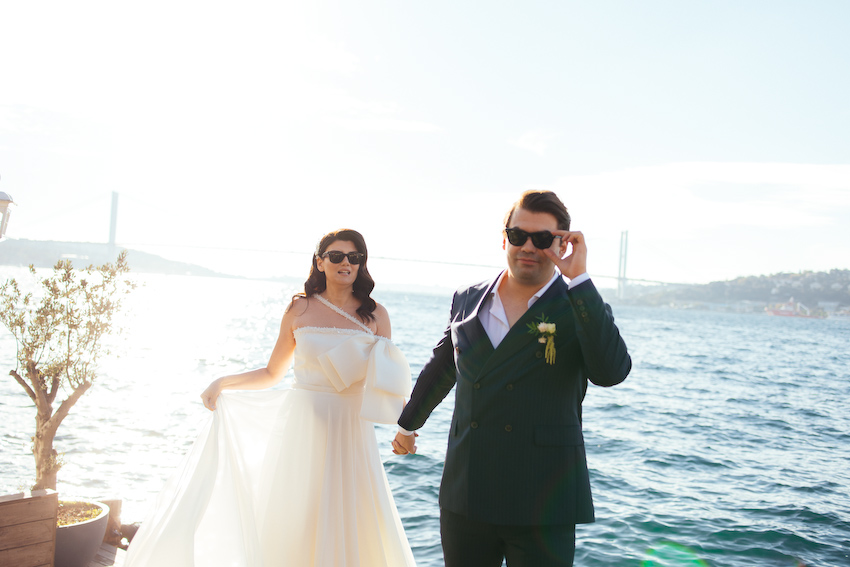 Boğaz manzarasında Sezen Hanım Yalısı iskelesinde romantik gelin damat dış çekim