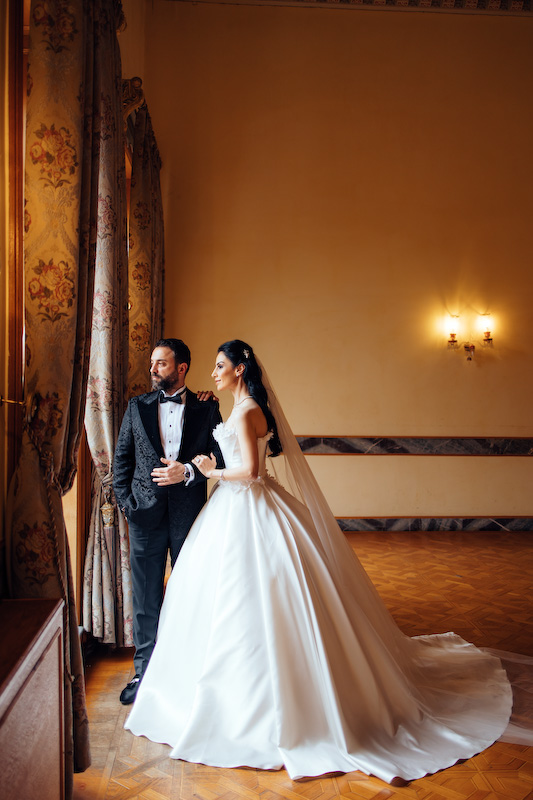 ALT: Tarihi Adile Sultan Kasrı’nda Miray ve Fatih’in siyah beyaz düğün fotoğrafı