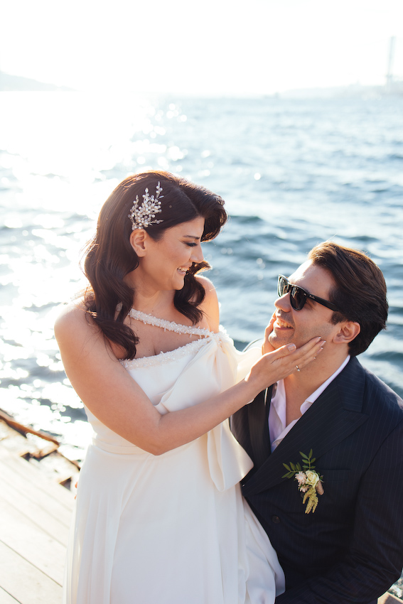 Boğaz manzarasında Sezen Hanım Yalısı iskelesinde romantik gelin damat dış çekim