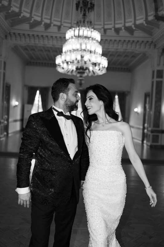 Tarihi Adile Sultan Kasrı’nda Miray ve Fatih’in siyah beyaz düğün fotoğrafı