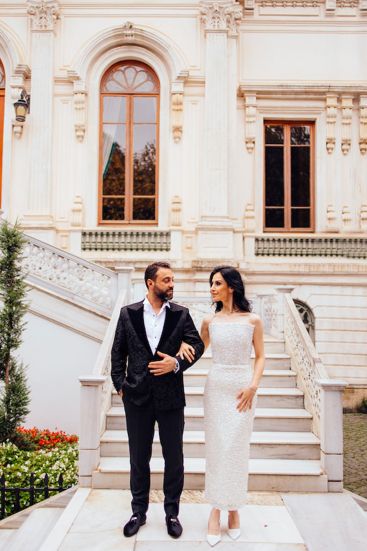 Adile Sultan Kasrı’nda Miray ve Fatih’in avizeler altında gerçekleştirdiği zarif düğün fotoğraf çekimi