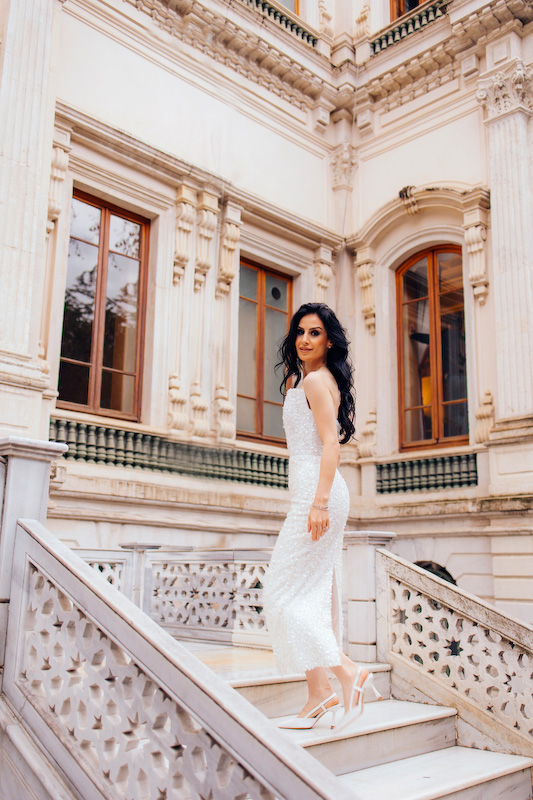 Adile Sultan Kasrı’nda Miray ve Fatih’in avizeler altında gerçekleştirdiği zarif düğün fotoğraf çekimi