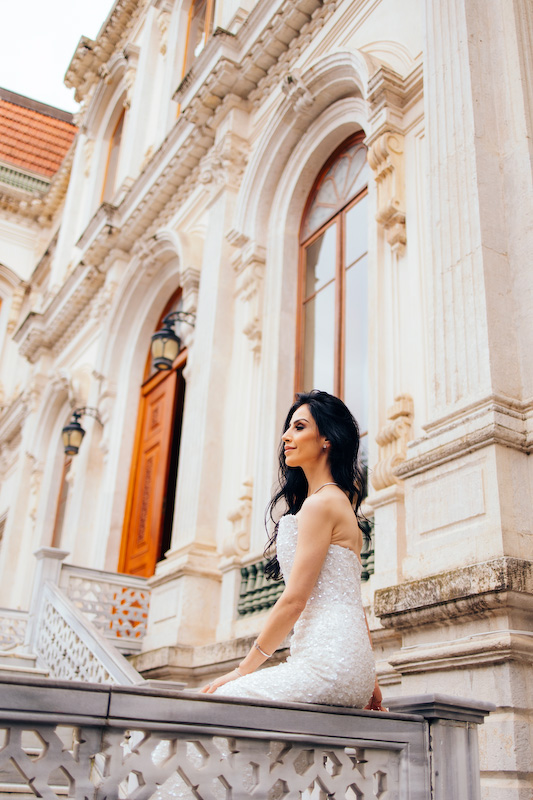 Adile Sultan Kasrı’nda Miray ve Fatih’in avizeler altında gerçekleştirdiği zarif düğün fotoğraf çekimi