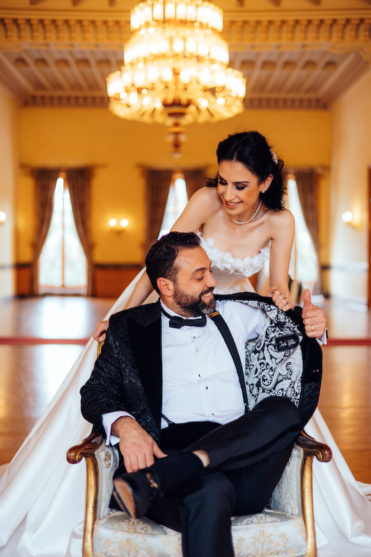 ALT: İstanbul Adile Sultan Kasrı düğün fotoğraf çekiminde gelin ve damadın samimi yürüyüş anı