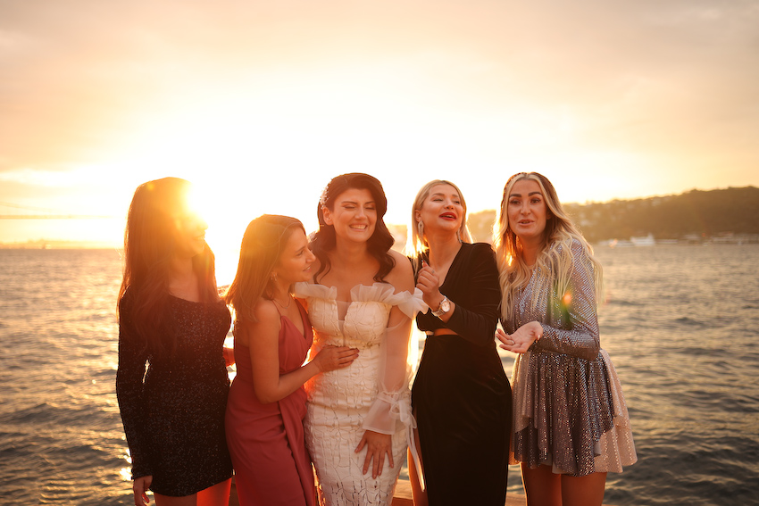 Sezen Hanım Yalısı’nda gün batımında gelin ve arkadaşlarıyla eğlenceli düğün fotoğraf çekimi