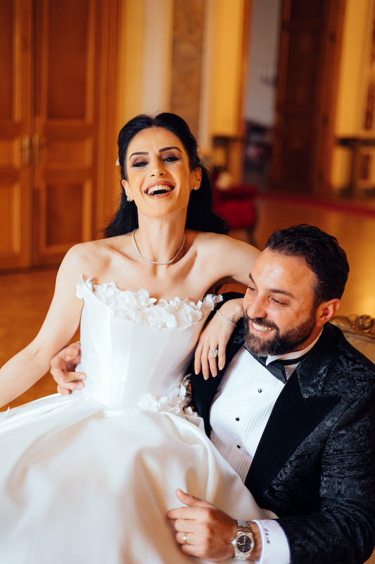 ALT: İstanbul Adile Sultan Kasrı düğün fotoğraf çekiminde gelin ve damadın samimi yürüyüş anı