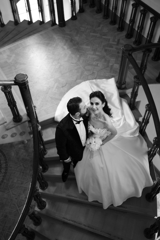 ALT: Tarihi Adile Sultan Kasrı’nda Miray ve Fatih’in siyah beyaz düğün fotoğrafı