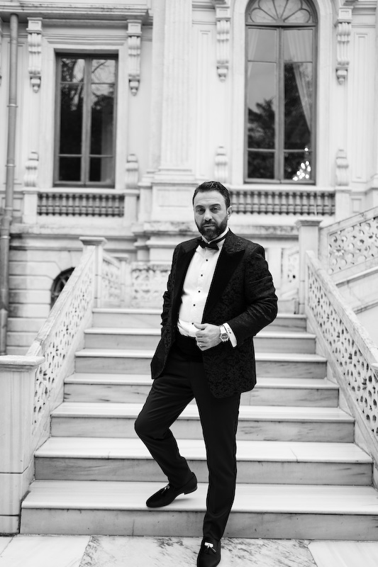 ALT: Tarihi Adile Sultan Kasrı’nda Miray ve Fatih’in siyah beyaz düğün fotoğrafı