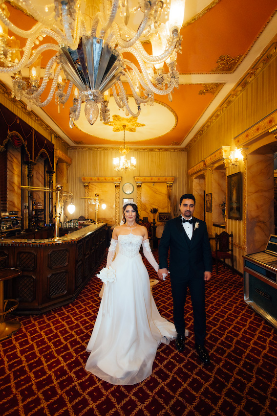 Büyük Londra Oteli salonunda Melisa ve Oğuzhan’ın zarif ve romantik düğün fotoğrafı