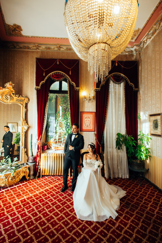 Büyük Londra Oteli salonunda Melisa ve Oğuzhan’ın zarif ve romantik düğün fotoğrafı