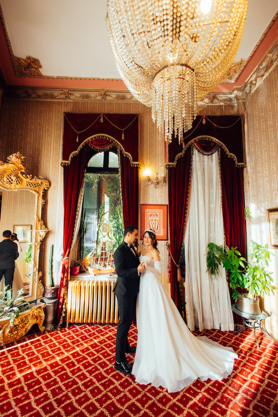 Büyük Londra Oteli salonunda Melisa ve Oğuzhan’ın zarif ve romantik düğün fotoğrafı