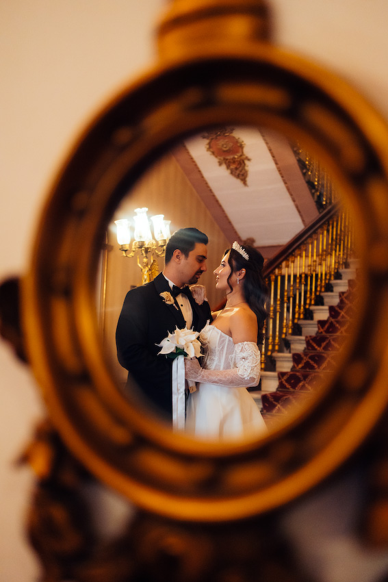 Büyük Londra Oteli salonunda Melisa ve Oğuzhan’ın zarif ve romantik düğün fotoğrafı