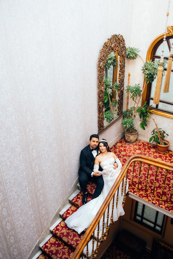 büyük Londra Oteli merdivenlerinde Melisa ve Oğuzhan’ın doğal ve samimi düğün pozu