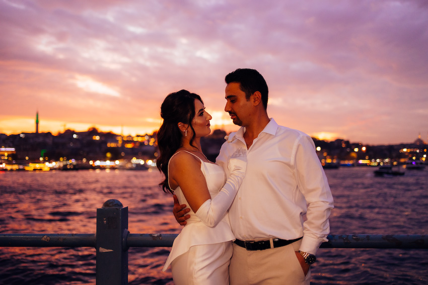Gün batımında İstanbul manzarası eşliğinde Melisa ve Oğuzhan sokak düğün çekimi