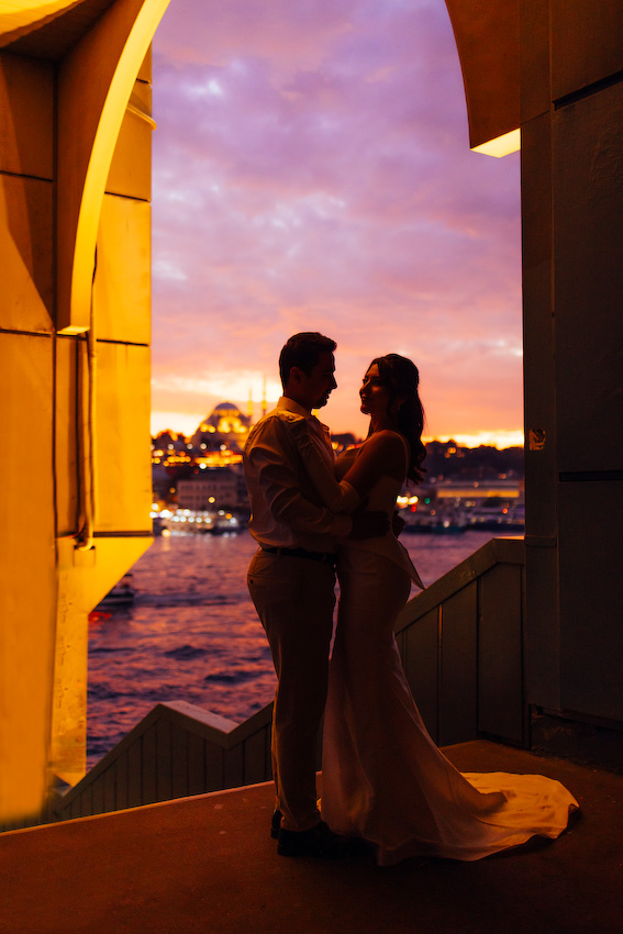 Gün batımında İstanbul manzarası eşliğinde Melisa ve Oğuzhan sokak düğün çekimi