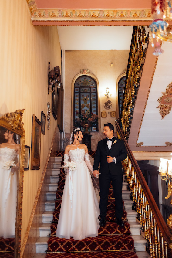 Büyük Londra Oteli salonunda Melisa ve Oğuzhan’ın zarif ve romantik düğün fotoğrafı