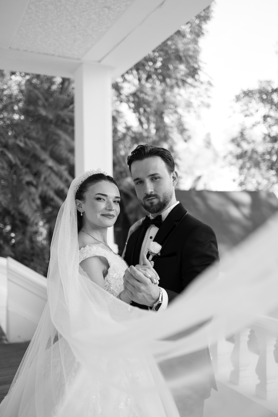 Sarıyer Plato’da doğal ışıkta çekilmiş samimi düğün fotoğrafı – Özge & Efe