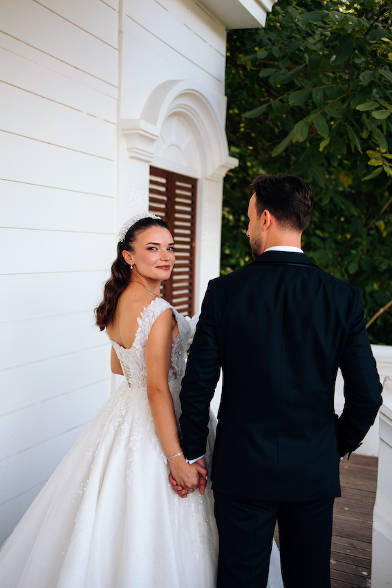 Sarıyer Plato’da doğal ışıkta çekilmiş samimi düğün fotoğrafı – Özge & Efe