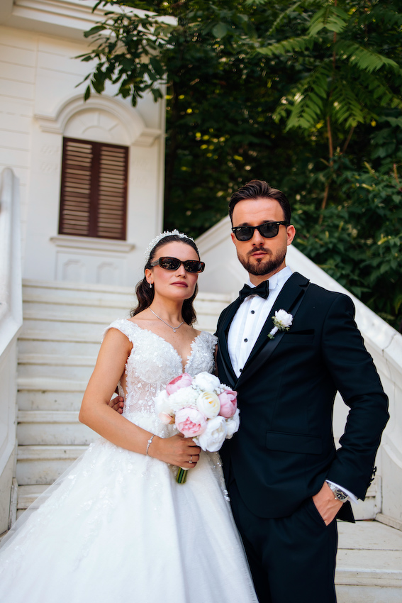 Sarıyer Plato’da doğal ışıkta çekilmiş samimi düğün fotoğrafı – Özge & Efe